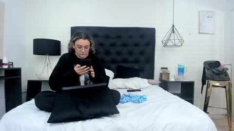 Charles y Elara online show from December 3, 6:48 am