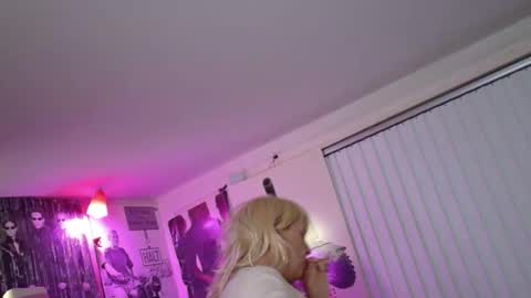 Snapshot of charli_girl chatting on February 5, 12:31 am Charli online show from February 5, 12:31 am