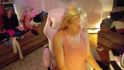 Snapshot of charli_girl chatting on October 20, 10:43 pm Charli online show from October 20, 10:43 pm