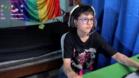 Snapshot of charlietaylorr__ chatting on December 17, 9:32 pm Charlie online show from December 17, 9:32 pm