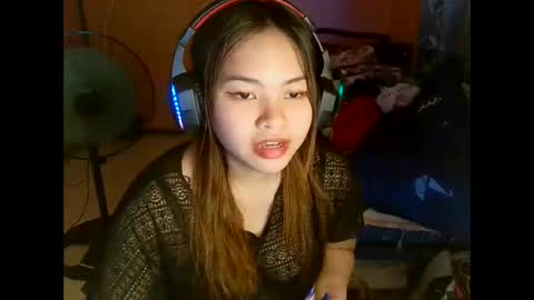 Snapshot of charlincadorna125 chatting on December 20, 12:45 pm Sweetieeche online show from December 20, 12:45 pm