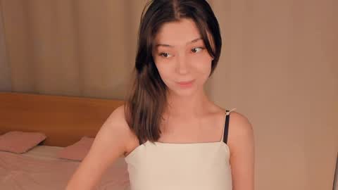 Yumi online show from April 19, 8:00 pm