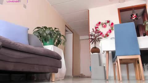 Snapshot of charlize_legs_ chatting on May 28, 3:42 pm Charlize online show from May 28, 3:42 pm
