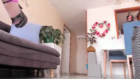 Snapshot of charlize_legs_ chatting on June 10, 4:39 pm Charlize online show from June 10, 4:39 pm