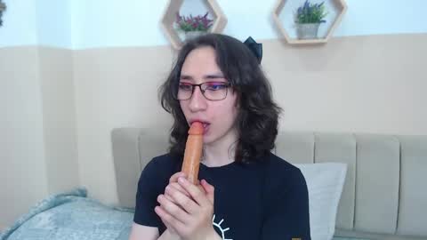 Snapshot of charlothe_dumont chatting on April 21, 2:56 pm charlothe_dumont online show from April 21, 2:56 pm