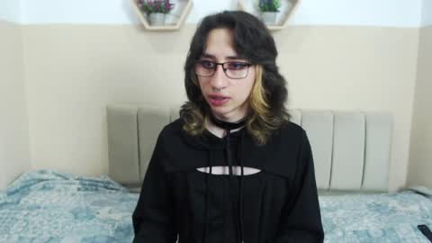 Snapshot of charlothe_dumont chatting on May 13, 4:26 pm charlothe_dumont online show from May 13, 4:26 pm
