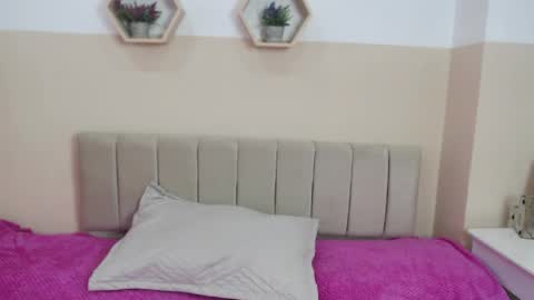Snapshot of charlothe_dumont chatting on May 21, 1:40 pm charlothe_dumont online show from May 21, 1:40 pm