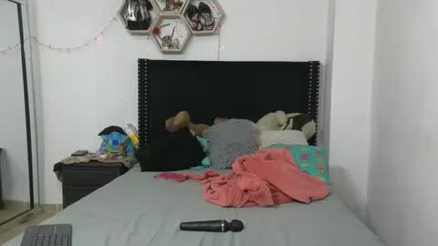 Snapshot of charlotte_027 chatting on January 17, 9:06 am charlotte_027 online show from January 17, 9:06 am