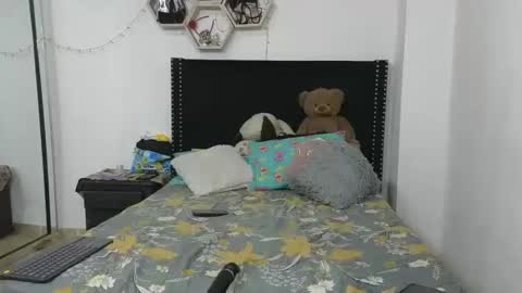 Snapshot of charlotte_027 chatting on January 19, 7:36 am charlotte_027 online show from January 19, 7:36 am