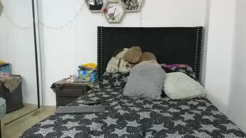 Snapshot of charlotte_027 chatting on February 11, 8:48 am charlotte_027 online show from February 11, 8:48 am