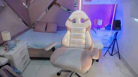 Snapshot of charlotte__ebony_ chatting on October 11, 1:09 pm Charlotte online show from October 11, 1:09 pm