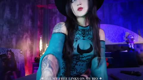 Charlotte online show from December 2, 6:36 pm