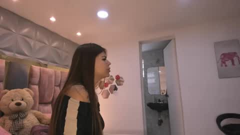 Snapshot of charlotte_icee chatting on May 7, 3:39 pm Charlotte Icee online show from May 7, 3:39 pm