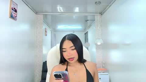 charlotte_walker1 online show from April 18, 3:21 am