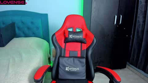 Snapshot of charlottee_lovee69 chatting on January 4, 2:35 am Natalia online show from January 4, 2:35 am