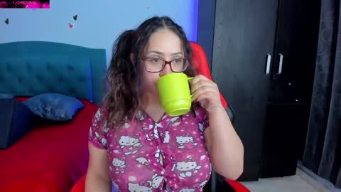 Snapshot of charlottee_lovee69 chatting on February 23, 4:28 am Natalia online show from February 23, 4:28 am