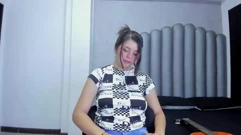 Snapshot of charlottee_starr chatting on November 4, 8:41 pm charlottee_starr online show from November 4, 8:41 pm