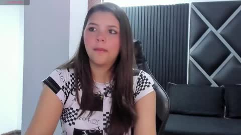 Snapshot of charlottee_starr chatting on November 17, 9:09 pm charlottee_starr online show from November 17, 9:09 pm