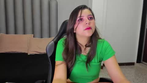 Snapshot of charlottee_starr chatting on December 2, 8:04 pm charlottee_starr online show from December 2, 8:04 pm