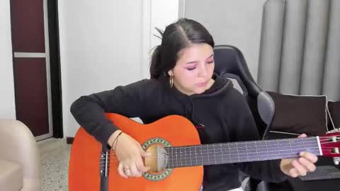 Snapshot of charlottee_starr chatting on December 5, 8:16 pm charlottee_starr online show from December 5, 8:16 pm