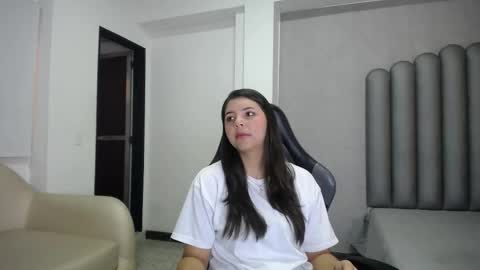 Snapshot of charlottee_starr chatting on December 15, 8:57 pm charlottee_starr online show from December 15, 8:57 pm