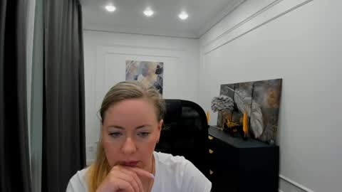 Snapshot of charlottekerti chatting on May 18, 11:49 am Charlotte online show from May 18, 11:49 am