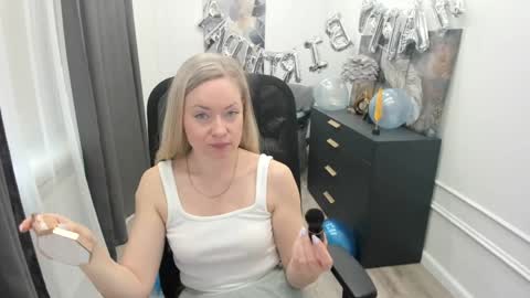 Snapshot of charlottekerti chatting on May 20, 11:38 am Charlotte online show from May 20, 11:38 am