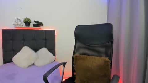 Snapshot of charlottelabouff chatting on March 2, 11:42 pm Charlotte online show from March 2, 11:42 pm