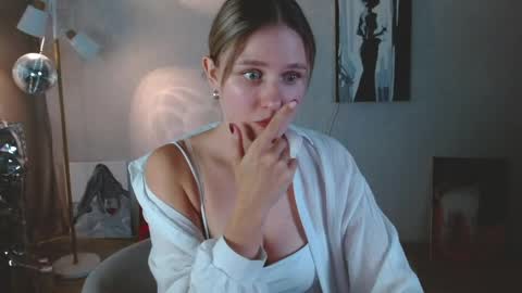 Snapshot of charming_beauty chatting on June 10, 7:29 am Michelle online show from June 10, 7:29 am