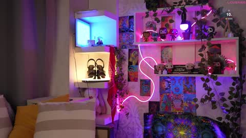 Snapshot of charmings_054 chatting on December 13, 3:43 pm Belle and Miley online show from December 13, 3:43 pm