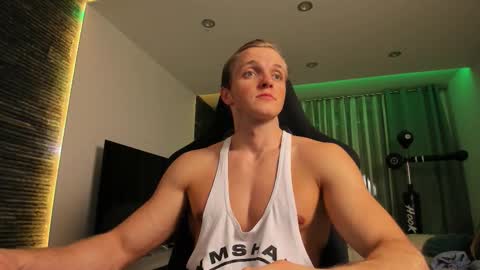 Snapshot of chasereed_ chatting on November 18, 6:23 pm Chase Reed online show from November 18, 6:23 pm