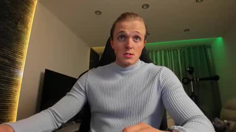 Snapshot of chasereed_ chatting on December 13, 7:53 pm Chase Reed online show from December 13, 7:53 pm