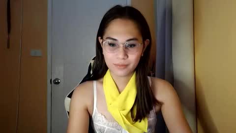 chelly4u69 online show from April 22, 10:33 pm