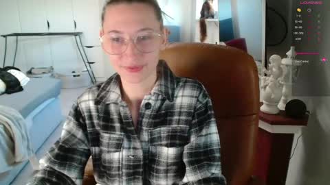 Snapshot of cherryangle chatting on April 17, 6:49 am Leonie online show from April 17, 6:49 am