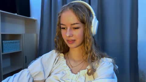 Evie online show from November 7, 7:19 am