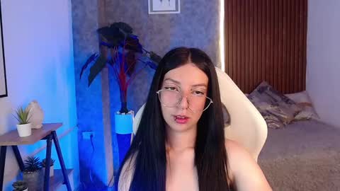 Snapshot of chiaraa_fiore chatting on March 6, 8:37 pm Chiara online show from March 6, 8:37 pm