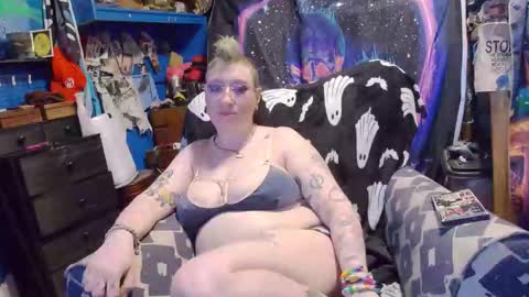 CurvySiren online show from December 15, 6:17 am