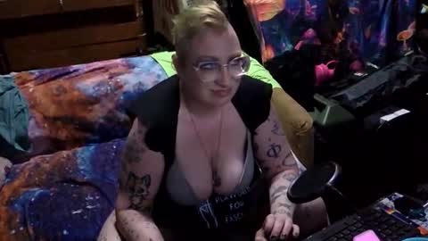 CurvySiren online show from April 16, 5:52 am