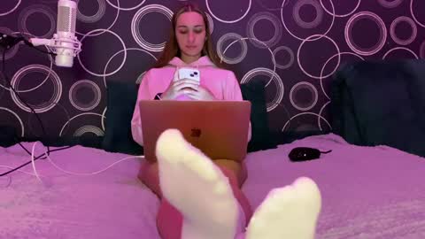 Snapshot of chillgoddess chatting on December 8, 1:25 pm Goddess Vika - owner of all ur money online show from December 8, 1:25 pm