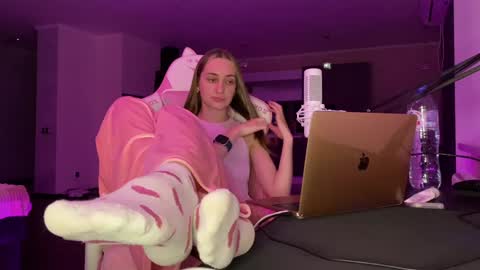 Snapshot of chillgoddess chatting on December 9, 4:37 pm Goddess Vika - owner of all ur money online show from December 9, 4:37 pm