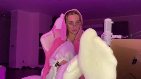 Snapshot of chillgoddess chatting on December 14, 3:15 pm Goddess Vika - owner of all ur money online show from December 14, 3:15 pm