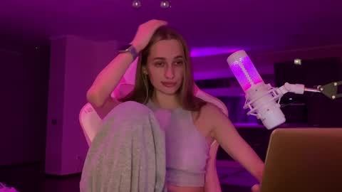 Snapshot of chillgoddess chatting on December 25, 4:11 pm Goddess Vika - owner of all ur money online show from December 25, 4:11 pm