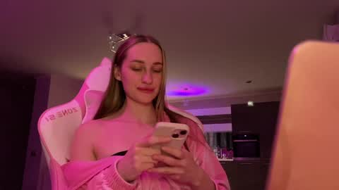 Snapshot of chillgoddess chatting on January 23, 8:24 pm Goddess Vika - owner of all ur money online show from January 23, 8:24 pm