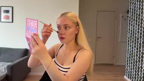 Snapshot of chinaarons chatting on July 4, 10:10 am Chanelle online show from July 4, 10:10 am