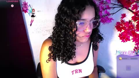 Snapshot of chleo_rosse chatting on May 13, 12:24 pm chleo_rosse online show from May 13, 12:24 pm