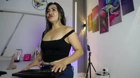 Snapshot of chloe__jones_ chatting on June 9, 1:23 pm Chloe online show from June 9, 1:23 pm
