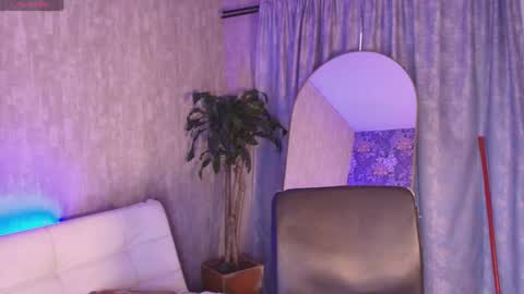 Snapshot of chloe_bronze chatting on May 28, 8:17 pm Chloe online show from May 28, 8:17 pm