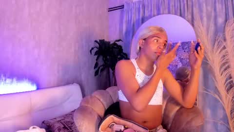 Snapshot of chloe_bronze chatting on June 18, 10:03 pm Chloe online show from June 18, 10:03 pm