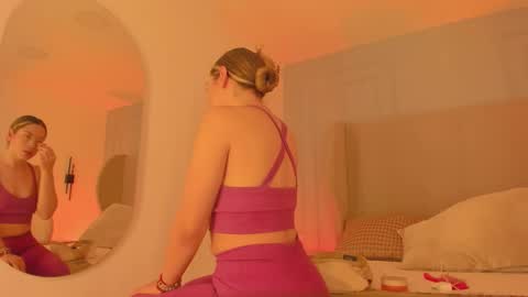 Snapshot of chloe_dee_ chatting on March 20, 12:32 pm Chloe online show from March 20, 12:32 pm