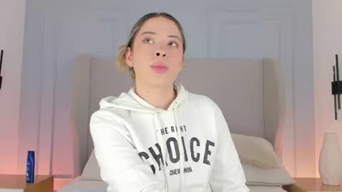 Snapshot of chloe_dee_ chatting on June 19, 12:31 pm Chloe online show from June 19, 12:31 pm